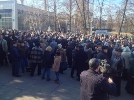 Около 400 сотрудников провели митинг на Харьковском авиационном заводе с требованием выплатить зарплату, которую они не получают с августа