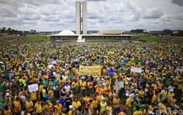 Сотни тысяч бразильцев в воскресенье вышли на улицы, протестуя против коррупции в высших эшелонах власти. Это уже вторая за несколько недель подобная демонстрация. Поводом стало расследование сомнительных контрактов крупнейшей в стране нефтегазовой компании Petrobas, принадлежащей правительству