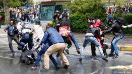 Полиция Турции применила водометы и слезоточивый газ для разгона акции протеста в Стамбуле 1 мая. Эта акция стала первым крупным протестом в Турции с тех пор, как в конце марта парламент в Анкаре принял закон, расширяющий права полиции при разгоне демонстраций