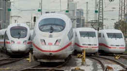 В Германии проходит забастовка машинистов железнодорожного транспорта. Проводить забастовку планируется до 10 мая, что сделает ее рекордной по продолжительности за всю историю железнодорожного концерна Deutsche Bahn