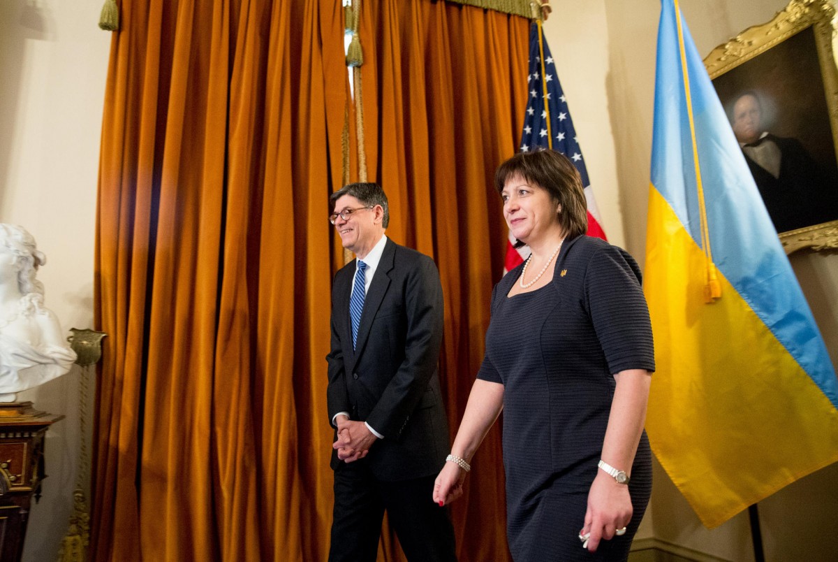 huGO-BildID: 42444452 Treasury Secretary Jacob Lew meet with Ukrainian Finance Minister Natalie Jaresko at the Treasury Department in Washington, Monday, March 16, 2015. (AP Photo/Andrew Harnik)