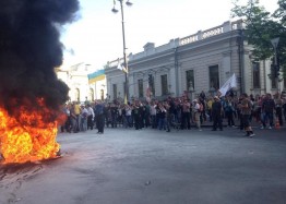 В Киеве задержали 12 участников "Финансового Майдана", которые устроили акцию протеста возле здания Верховной Рады