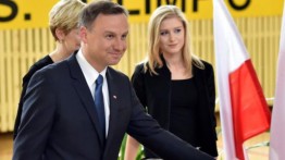 Во втором туре президентских выборов в Польше победу одержал поддержанный партией «Закон и справедливость» Анджей Дуда, получив 53 процента голосов избирателей