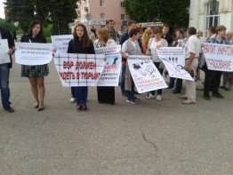 1 июня преподаватели и школьные учителя Иваново при поддержке студентов и общественных активистов вышли на акцию протеста в защиту образования, организованную независимыми профсоюзами «Университетская солидарность» и «Учитель»