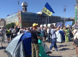 Неизвестные люди в ночь на понедельник снесли палатки активистов на площади Независимости в центре Киева. Прибывшие на место правоохранители задержали только несколько активистов, нападавшие успешно скрылись.