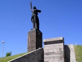 В армянском городе Гюмри утром 15 июня было найдено тело солдата, который проходил службу на территории 102 военной базы РФ. Тело военнослужащего было обнаружено около мемориального комплекса "Мать Армения"