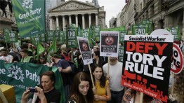 20 июня в центре Лондона прошла акция протеста против мер жесткой экономии британского правительства и правящей Консервативной партии. По разным оценкам, в митинге приняли участие от 70 до 250 тысяч человек