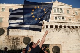 Переговоры между Грецией и "тройкой" международных кредиторов продолжаются. Несмотря на проявленную греческой стороной гибкость и предложенный Афинами в понедельник переработанный план требуемых кредиторами реформ, ЕС, МВФ и ЕЦБ не идут навстречу правительству Греции