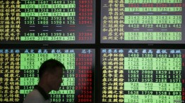 Начавшийся в середине июня обвал на фондовом рынке Китая продолжает усиливаться. Один из ключевых китайских индексов CSI300 упал уже более чем на 20% с годового максимума в феврале. Акции на фондовом рынке Китая упали в пятницу на 7% на фоне новостей о том, что контролирующие органы КНР объявили о начале расследования возможных биржевых манипуляций