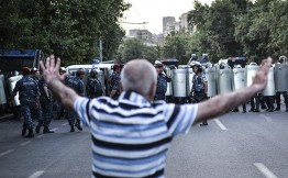 Полицейские разблокировали баррикады на проспекте Баграмяна в центре Еревана, установленные участниками акции протеста против подорожания электричества