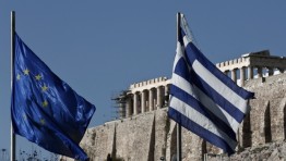 Власти Греции продлили действие запрета на работу банков, введенного 29 июня, до пятницы, 10 июля, включительно. Также в силе остаются ограничения на снятие наличных в банкомате — не более 60 евро в день с одной карты, и запрет на денежные переводы за рубеж