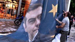 Накануне решающего голосования в парламенте Греции премьер-министр Алексис Ципрас выступил перед народом, объявив, что бессмысленно сопротивляться превосходящей силе. 