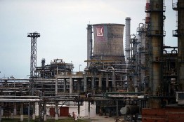Румынский суд отказался снять ограничения в передвижении с шести топ-менеджеров Petrotel — структуры ЛУКОЙЛа, управляющей НПЗ в Плоешти, и отложил на десять дней рассмотрение ходатайства компании о снятии обеспечительных мер на €2 млрд