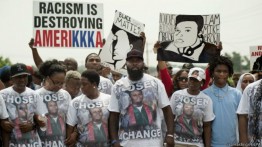 9 августа в Фергюсоне прошло массовое траурное шествие, посвященное памяти Майкла Брауна, застреленного белым полицейским. В акции, названной организаторами "тихий марш", приняли участие около тысячи человек