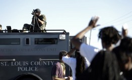 Власти американского округа Сент-Луис объявили чрезвычайное положение в связи с беспорядками — после мирного в целом шествия, посвященного памяти Майкла Брауна, ситуация в Фергюсоне вновь обострилась