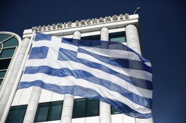 Евросоюз одобрил третий пакет помощи Греции. Общая финансовая помощь через Европейский механизм стабильности составит до 86 млрд евро, она включает в себя "буферный" фонд до 25 млрд евро для решения проблем банковского сектора. Новая программа рассчитана на три года