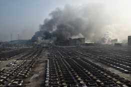 На территории химического склада в городе Тяньцзинь на севере Китая, где 12 августа произошла серия мощных взрывов и возник пожар, прогремел новый взрыв