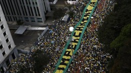 В Бразилии прошли масштабные акции протеста с требованием отставки президента страны Дилмы Русеф. Манифестации охватили 240 городов страны. По данным организаторов, демонстрации собрали, по меньшей мере, около двух миллионов человек, по данным полиции - 866 тысяч