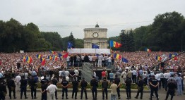 В центре столицы Молдовы проходит многотысячный митинг, участники которого требуют отправить в отставку президента страны Николае Тимофти и провести выборы в парламент досрочно. Организаторы акции утверждают, что количество участников акции протеста достигло 100 тысяч человек
