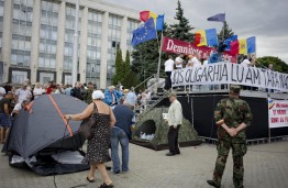 Участники акции протеста в Кишиневе сообщили о своем решении прекратить переговоры с властями страны и организовать в ближайшее воскресенье новый многотысячный митинг