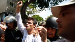 Один из лидеров венесуэльской оппозиции Леопольдо Лопес приговорен в четверг судом столицы Венесуэлы Каракаса к 13 годам девяти месяцам и семи дням тюрьмы. Лопес получил срок по нескольким обвинениям, которые связаны с массовыми беспорядками в начале 2014 года