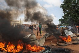 В Буркина-Фасо подписано мирное соглашение между силами путчистов и регулярной армией, подразделения которой вошли в столицу страны в начале недели. Временный президент Буркина-Фасо Мишель Кафандо, смещенный на прошлой неделе в результате военного переворота, возвращается к исполнению своих обязанностей