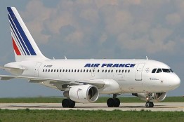 Авиакомпания Air France сократит менее тысячи сотрудников, что в три раза меньше первоначального плана по сокращению 2900 человек. Такое решение было принято на фоне акций протеста профсоюзов.