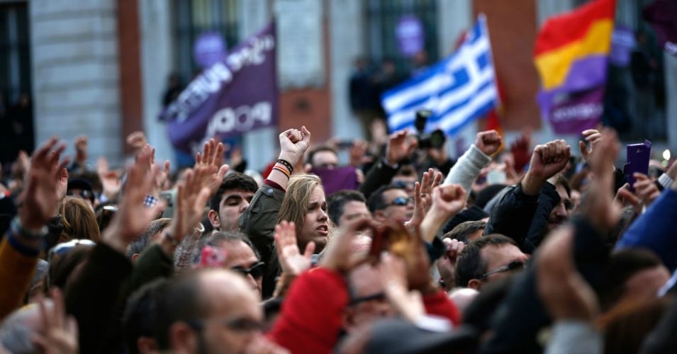 Десятки тысяч протестующих прошли по улицам Мадрида в поддержку левой партии "Подемос". © Channel 4 News