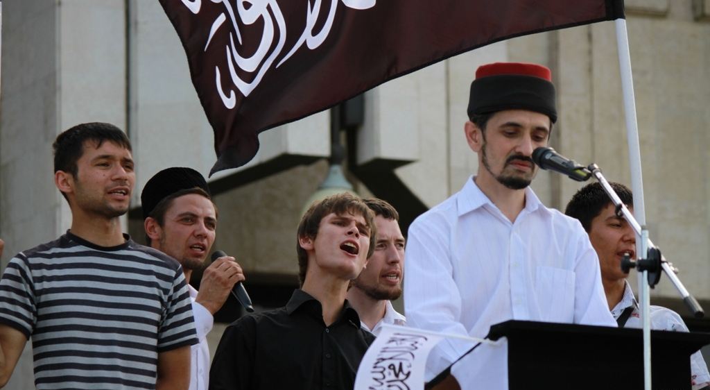 Рустем Сафин второй справа со своими сторонниками.