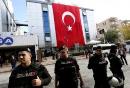 Полиция Турции в среду, 28 октября, взяла под свой контроль в Стамбуле офисы двух оппозиционных телеканалов, относящихся к холдингу Koza-Ipek Group – за 4 дня до парламентских выборов в Турции. При захвате были использованы слезоточивый газ и водометы