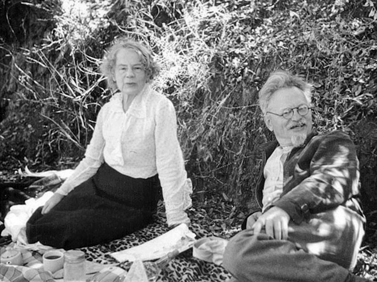 Лев Троцкий с женой Наташей Седовой. Пикник на природе. © Александр Бухман. 1940 год.
