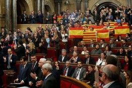 Парламент Каталонии одобрил резолюцию о независимости от Испании: "за" проголосовали 72 депутата, 63 - "против". Среди поддержавших проект резолюции – коалиция Junts pel Si ("Вместе "За") и "Кандидаты за народное единство", которые обладают большинством в 135-местном парламенте