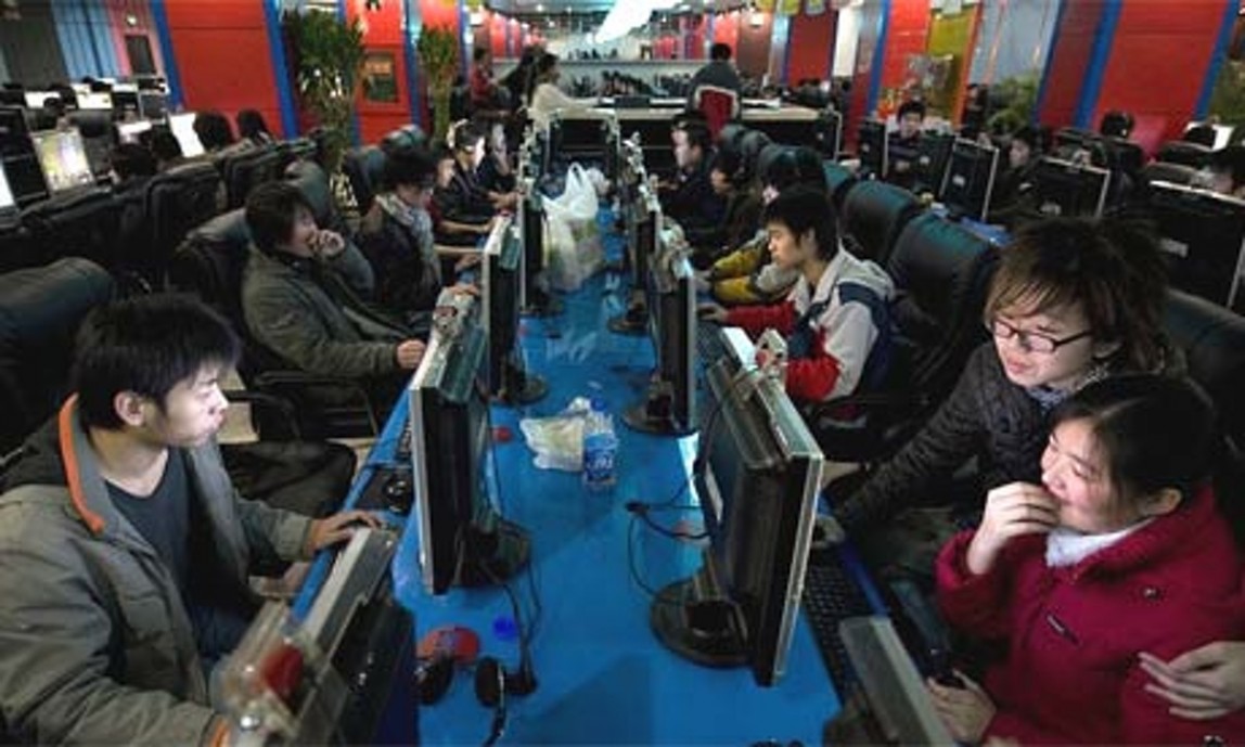 Посетители в китайском интернет-кафе / Dan Chung Dan Chung/Guardian