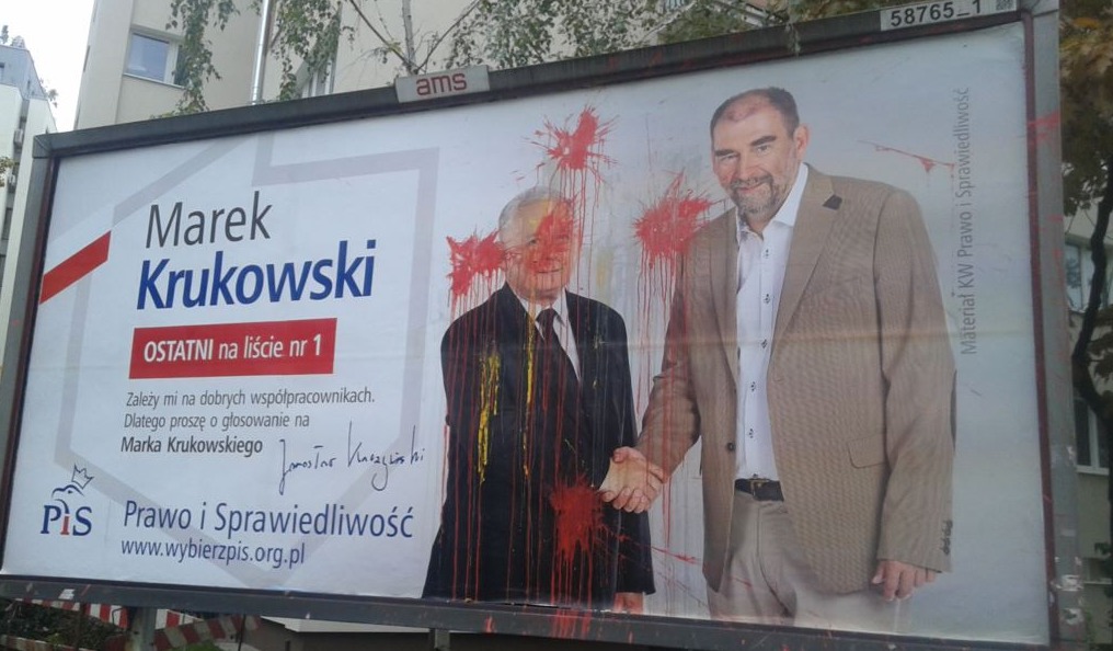 Предвыборный плакат партии "Право и справедливость", облитый краской в Варшаве. © Alexey Dzikavicky