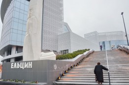Любопытства ради я зашел в девятиэтажное здание замысловатой, легкой архитектуры, выросшее недавно в деловых кварталах Екатеринбурга – «Ельцин-центр». Поделюсь впечатлениями.