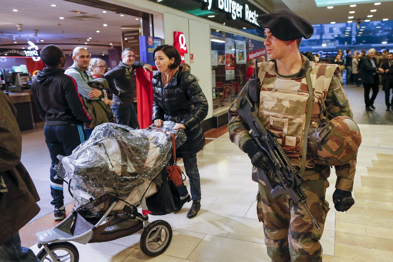 Французский полицейский патрулирует торговый центр после террористических атак в Париже.