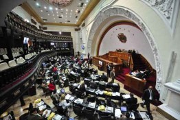 Верховный суд Венесуэлы в понедельник лишил оппозиционный действующей исполнительной власти Блок демократического единства квалифицированного большинства в 112 из 167 мест в парламенте страны. Высший судебный орган страны постановил, что любые решения парламента незаконны, пока в его состав входят три депутата, избрание которых было аннулировано
