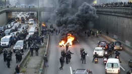 Забастовка таксистов, авиадиспетчеров и госслужащих, проходящая 26 января в Париже, переросла в беспорядки и столкновения с полицией. По меньшей мере 20 человек были арестованы
