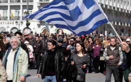 Всеобщая забастовка пройдет в четверг в Греции в знак протеста против планов правительства по пенсионной реформе и повышения налогов. В ней участвуют крупнейшие профсоюзы. Между тем греческие фермеры продолжают блокировать тракторами основные автомагистрали, контрольно-пропускные и таможенные пункты на границах с Турцией, Болгарией и Албанией