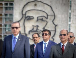 Больше года руководители Турции и Кубы пытаются вырваться из кольца дипломатически-политической изоляции.