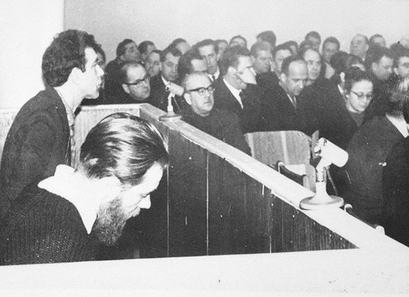 Ю.Даниэль и А. Синявский во время суда на скамье подсудимых. 1966.