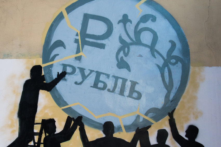 Граффити в поддержку рубля на стене дома № 42 по улице Боровой в Санкт-Петербурге. © Игорь Руссак/РИА Новости