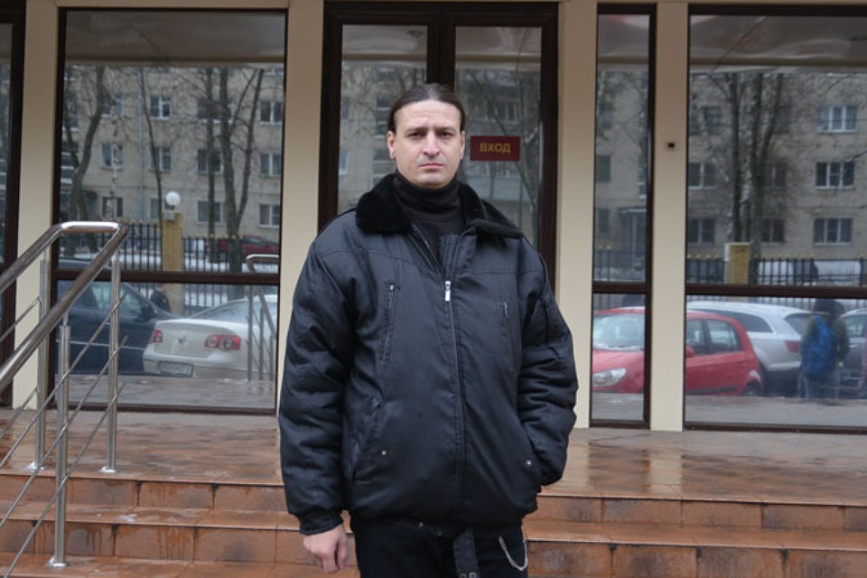 Виктор Краснов у здания ставропольского Дворца правосудия. © Дмитрий Ахмадуллин
