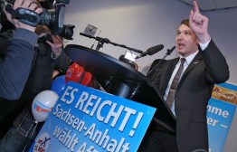 По итогам воскресных парламентских выборов в трех землях Германии Христианско-демократический союз (ХДС), возглавляемый канцлером Ангелой Меркель, добился победы лишь в Саксония-Анхальте, получив 29,8% голосов. В Баден-Вюртемберге ХДС набрал 27% и уступил зеленым (30,3%), а в Рейнланд-Пфальце (31,8%) – социал-демократам (36,2%). При этом во все три ландтага (земельные парламенты) прошла правая партия «Альтернатива для Германии» (АдГ), […]