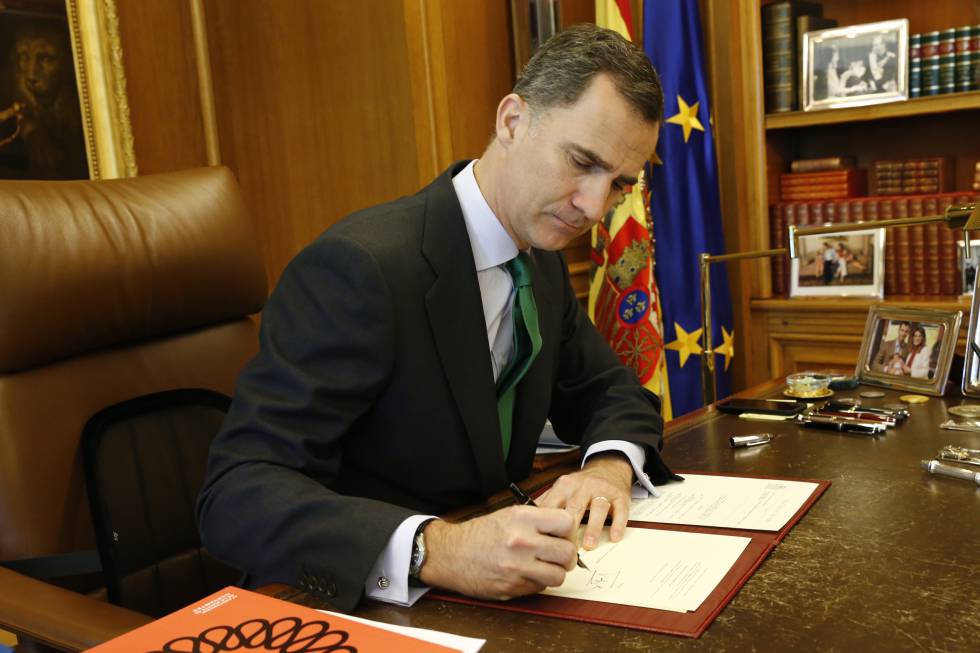 Король Испании подписывает документ о досрочных выборах. © CASA DEL REY