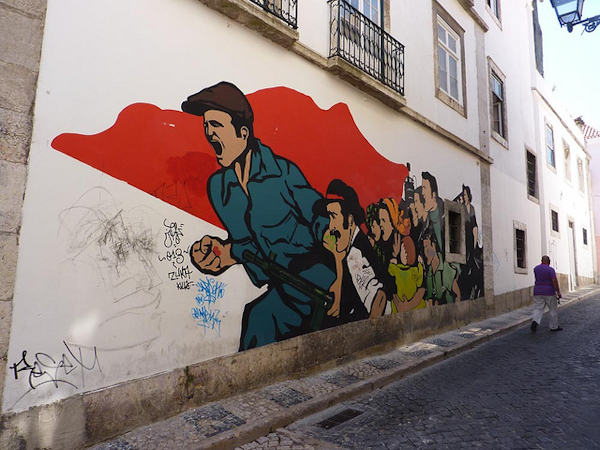 Граффити на улице Лиссабона. © travelettes.net