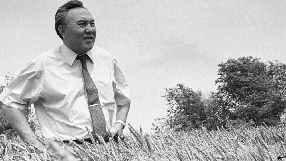 Президент Казахстана Нурсултан Назарбаев на пшеничном поле. 1992 год. © TASS
