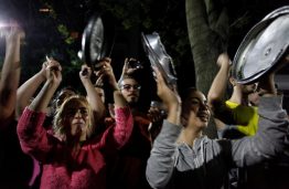 Десятки людей пострадали в столице Аргентины Буэнос-Айресе в ходе массовой акции протеста 19 декабря. Причиной выступления граждан стал проект пенсионной реформы, обсуждавшийся в этот день в парламенте страны – Конгрессе. 