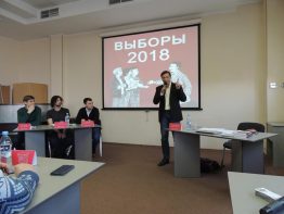 25 февраля в Омске обсуждались предстоящие выборы. Спорили представители молодежного марксистского кружка, доказывавшие, что необходимо идти на выборы, представители КПРФ и оппонировавший им Борис Кагарлицкий.