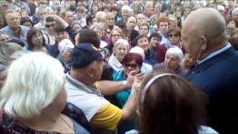 7 мая к 11 часам у крыльца Администрации собралось около 200 человек. К собравшимся вышел глава администрации Автозаводского района А. Нагин и стал успокаивать собравшихся. Люди громко возмущались.